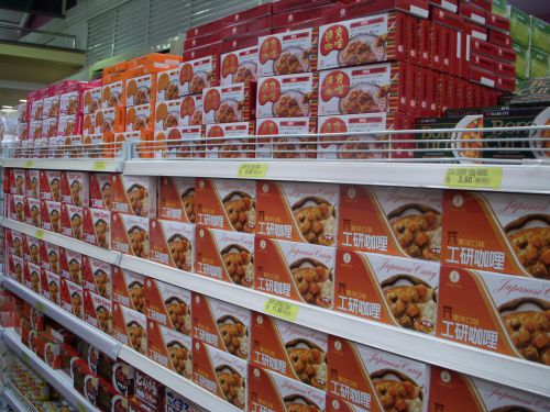 サンパウロの東洋人街の日本食料品店で並んだ台湾製のカレールー（10月中ごろ）右上にはブラジル産、下の方には残りわずかな日本製のカレールーが並んでいます