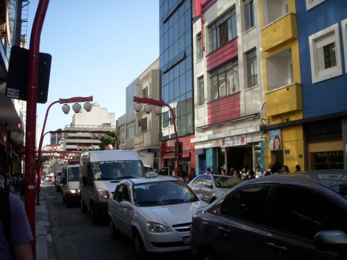 東洋人街のメインストリート、ガルボンブエノ通り