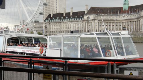 さまざまな形の船がありましたが今回はこれに乗りました