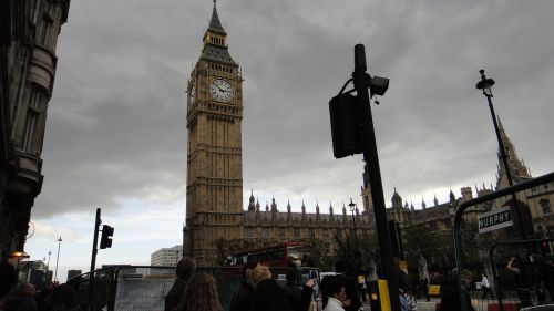 ビッグベンは北西に傾いてるそうです。(左手前が北西）