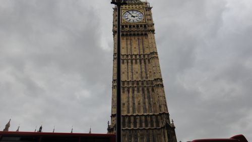 ビッグベンと街灯を重ね合わせ傾き度をチェック（右手前が北西）