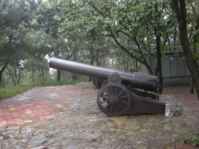 旅順の街には大砲のレプリカが多い