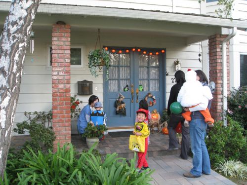 ハロウィンでトリック・オア・トリートする子供たち