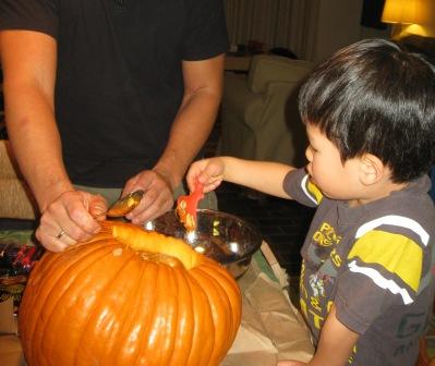 ハロウィーン当日用の灯篭つくり。中の種はローストして食べます