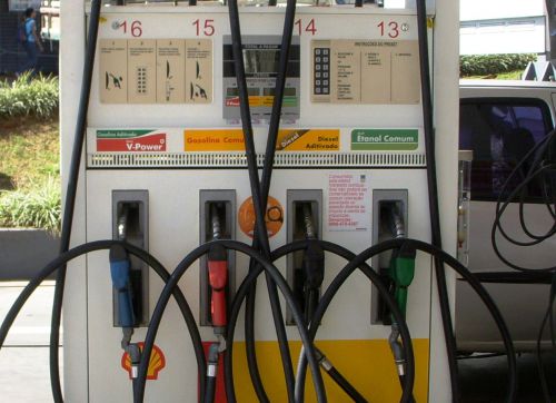 緑の給油機がエタノール