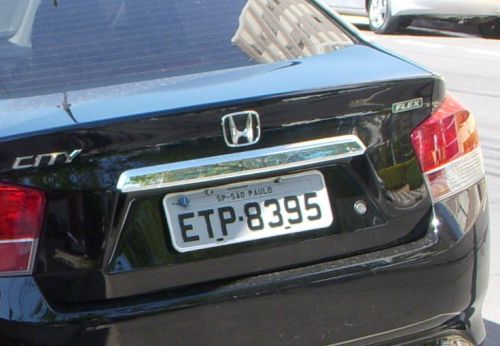 フレックス車にはよく「FLEX」と記されているのが目立ちます