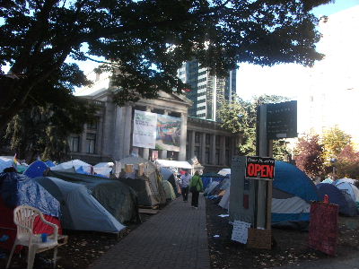 バンクーバーアートギャラリー前に並んだテント