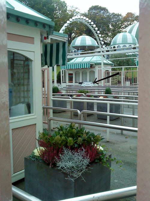 リーセベリのエントランス　110センチ（矢印）に目印が付けられており、これを超えるかで入場料が決まります。今年はリーセベリの経営者が変わったそうで、料金の身長基準の他に、乗り物チケットの種類も変わるなど多くの変化がありました