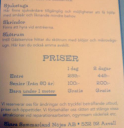 スウェーデンのあるテーマパークのパンフレットに記載「身長100センチ未満の子どもは入場無料」、入場料のみで遊具の利用は自由のテーマパークです