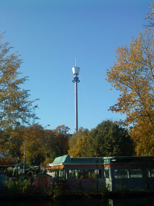 （おまけ写真）先日紹介したフリーフォール、私が訪れたときには調整中だった「アトモスフェアー」、現在シーズン閉鎖中のリーセベリで試運転されていたので撮影しました。こんな高いところから一気に落下していくのは、本当に怖そうです…