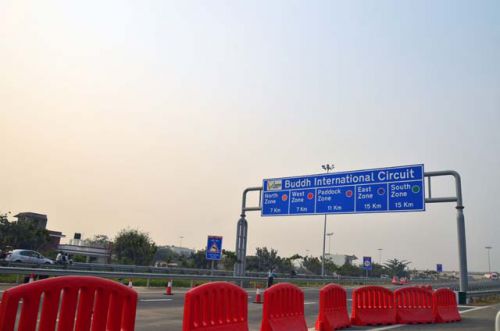 大きな標識が立っています