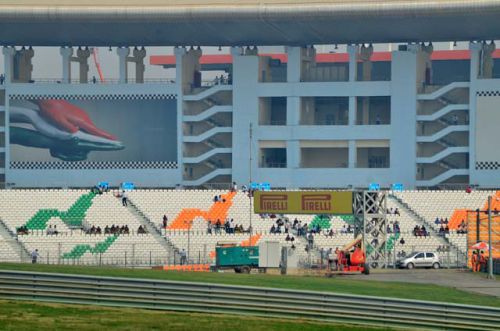 初めての開催で警備の人も悪戦苦闘