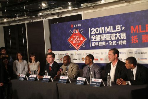 こちらは、ブルース・ボウチー監督（ジャイアンツ、右から２人目）をはじめとするMLB選抜の選手達の会見