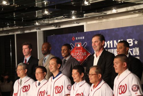 最後は、会見の出席者全員で記念撮影