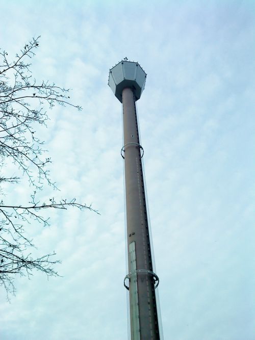 近くから撮影、こんな高いところから急落下するなんて…（残念ながら入園したこの日は調整中で運休でした）