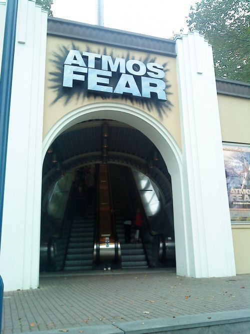 アトムズ・フェアーに乗るには、この入り口から非常に長〜いエスカレーターに2回乗ります