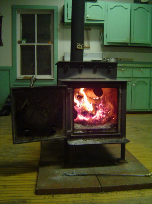 この薪ストーブのおかげで、台所と居間がウィスコンシンの寒い冬にも快適