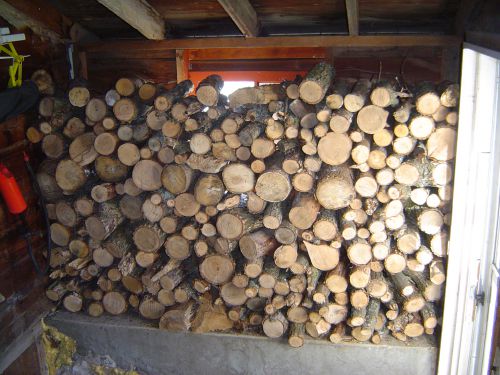 「泥室」という農家にある玄関みたいなところに薪をおきます。これぐらいの薪が１〜２週間ぐらいもちますが、とても寒い時は４日間しかもたないです
