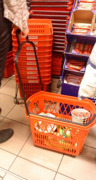 店内ではこのように持ち歩きます。