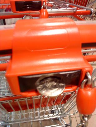 カートは、5クローナまたは10クローナの硬貨を挿入することで、連結チェーンがとれます。このコインは返却時に戻ります。