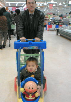 日本のスーパーにあるお馴染みのアンパンマンのカート
