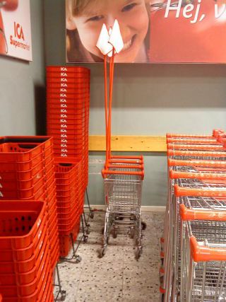 スーパーに備え付けられる各種の籠、中央にある小さいカートが子どものお手伝いカート