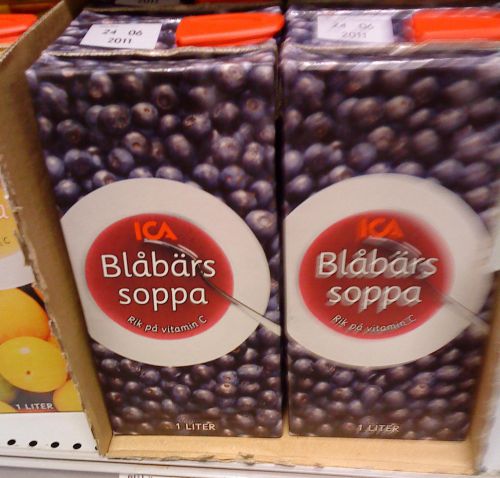 市販のblåbärssoppa 値段は1リットル約12クローナ(160円)写真はそのまま飲める液体ですが、粉末状のブルーベリースープの素もあります
