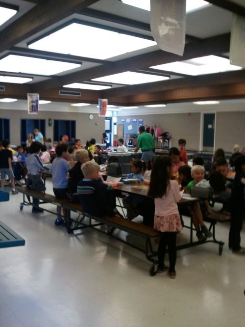 学校のカフェテリア、ここでみんなで食べます