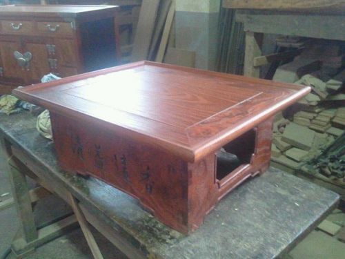 こちらの机は120万ウォン（約8万6千円）、木の種類や技法により値段は異なる