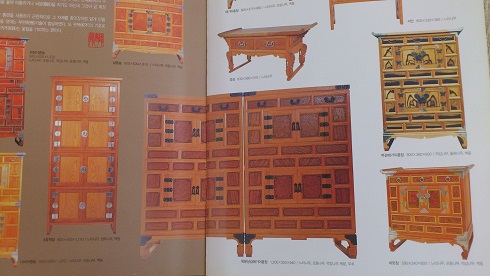 パンフレット掲載作品の中には100万円ほどする家具も。木目が活かされ山水画のよう