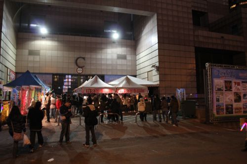 大手コンビ二がおでんやホットドリンク等を販売していました