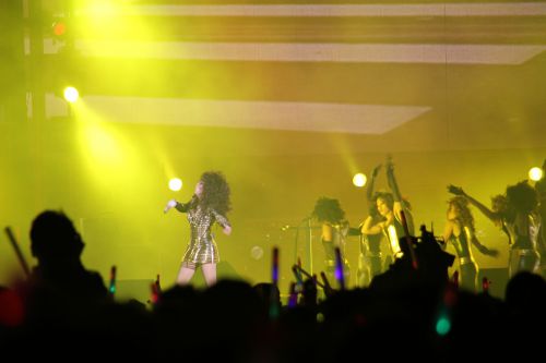 ステージでは、人気歌手の張惠妹（ジャン・フイメイ）のショーが始まっていました