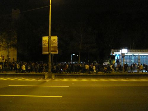 MRT國父紀念館（グウォーフージニェングワン）駅の出入口の様子