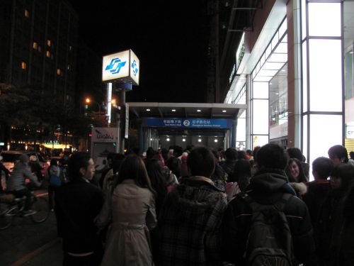 MRT忠孝敦化（ジョンシャオドゥンフワー）駅の出入口の様子