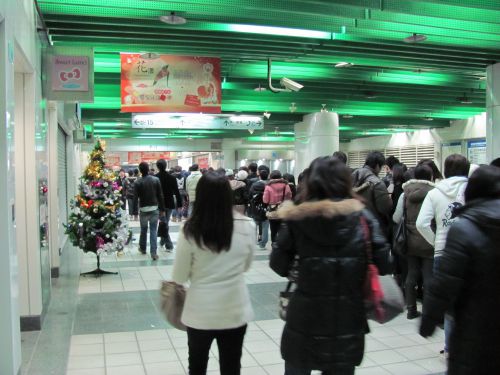 MRT忠孝復興駅の地下改札口前にできた行列