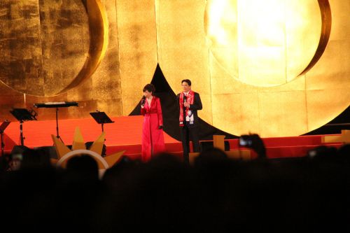 この2人の司会が登場して始まった式典