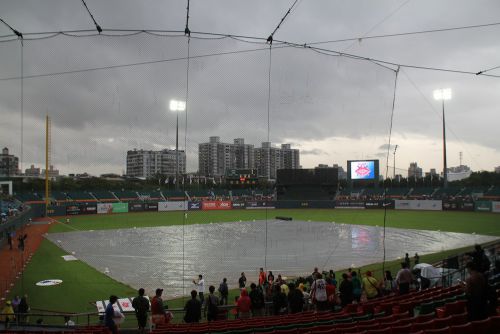 初戦はあいにくの雨でした