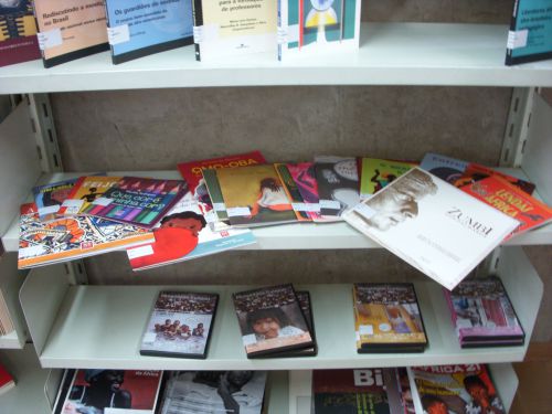 図書館の棚で推薦されている、黒人の登場人物がいる子供向けの本