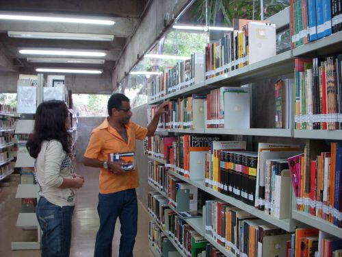 パウロ・ドゥアルテ図書館のアフロ-ブラジル文化に関する書籍の並ぶコーナー