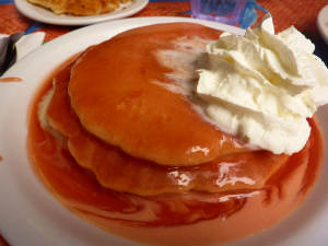 ピンク色がおいしそうなグアバシフォンパンケーキ