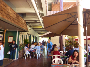 週末は20分ほど待つ覚悟で