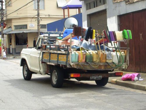 掃除用洗剤や掃除道具などを販売するトラック