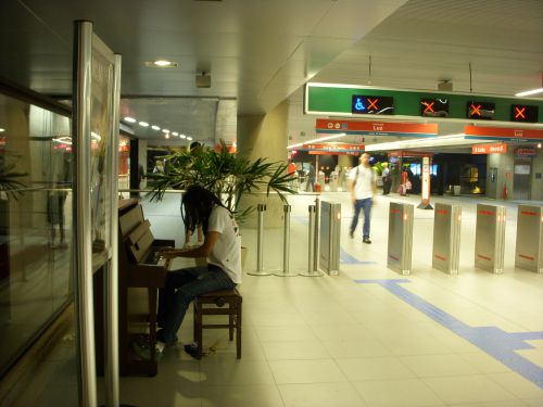 サンパウロ市内のメトロのタマンドゥアテイ駅構内に設置されたピアノを弾く人
