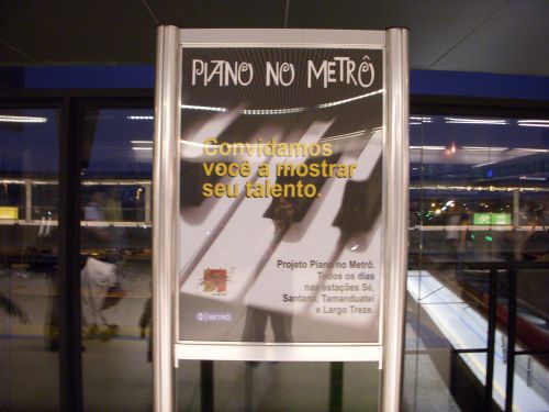 「ピアノ・ノ・メトロ」のプロジェクトをアピールする看板