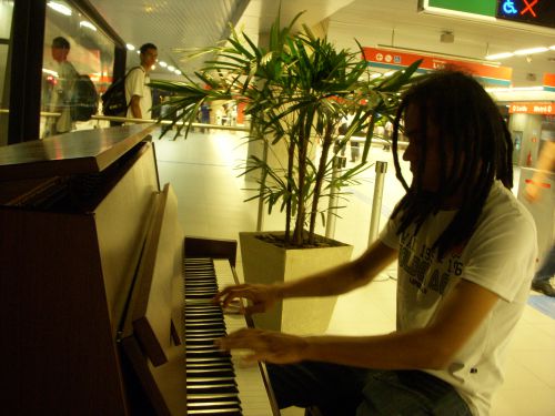 サンパウロ市内のメトロのタマンドゥアテイ駅構内に設置されたピアノを弾く人