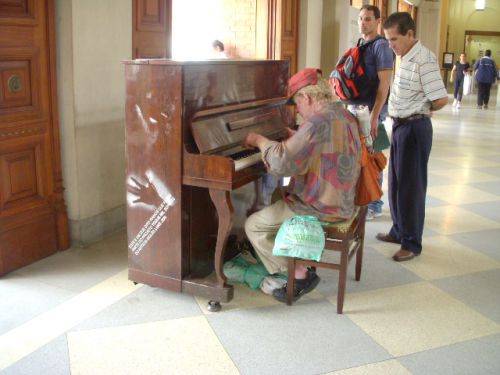 サンパウロ市のメトロのルス駅構内で、４、５年くらい前から駅構内に置かれているピアノを弾く人