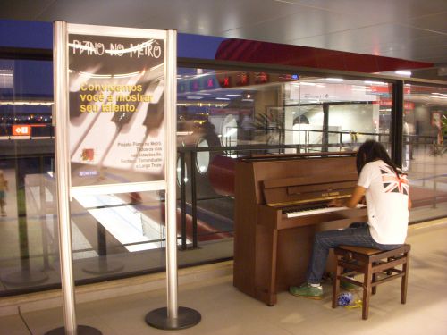 サンパウロ市内のメトロのタマンドゥアテイ駅構内に設置されたピアノを弾く人