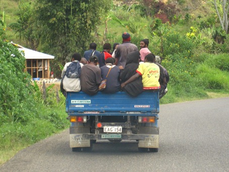 「ゆっくり走ろう北海道」のステッカーの貼ってあるトラック
