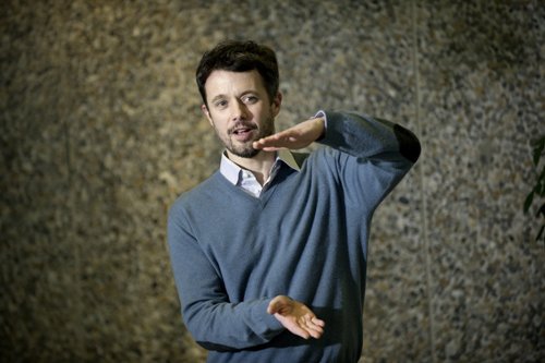 皇太子が「このくらいの大きさ」と喜びいっぱい