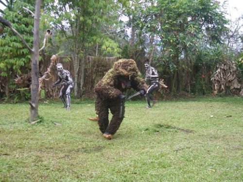 村人に追われて逃げる悪霊